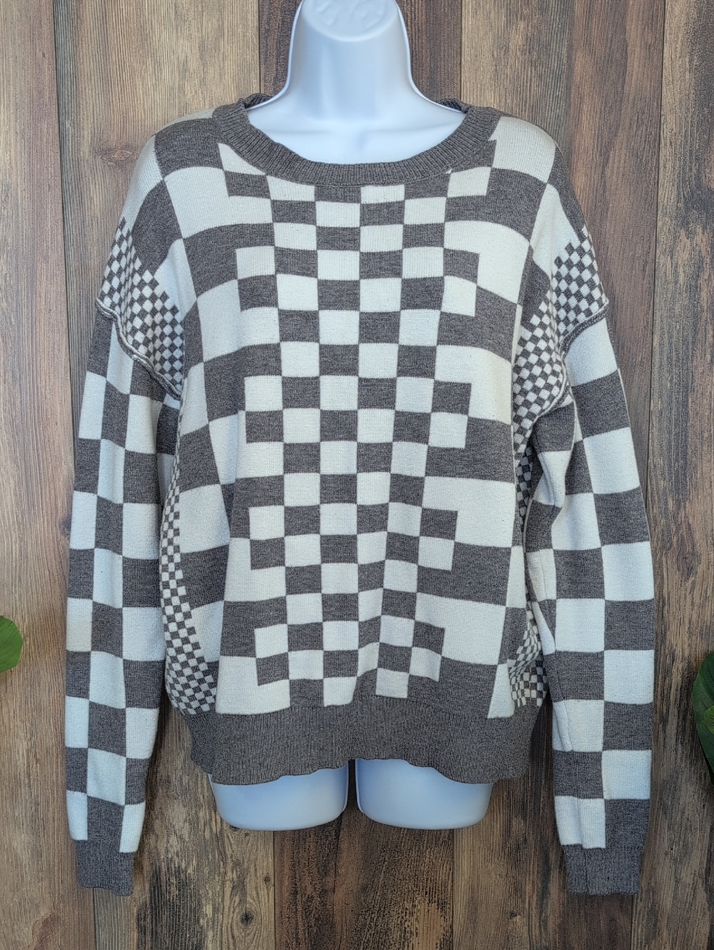 Checkerboard Round Neck Drop Shoulder Sweater in White and Gray M          C188